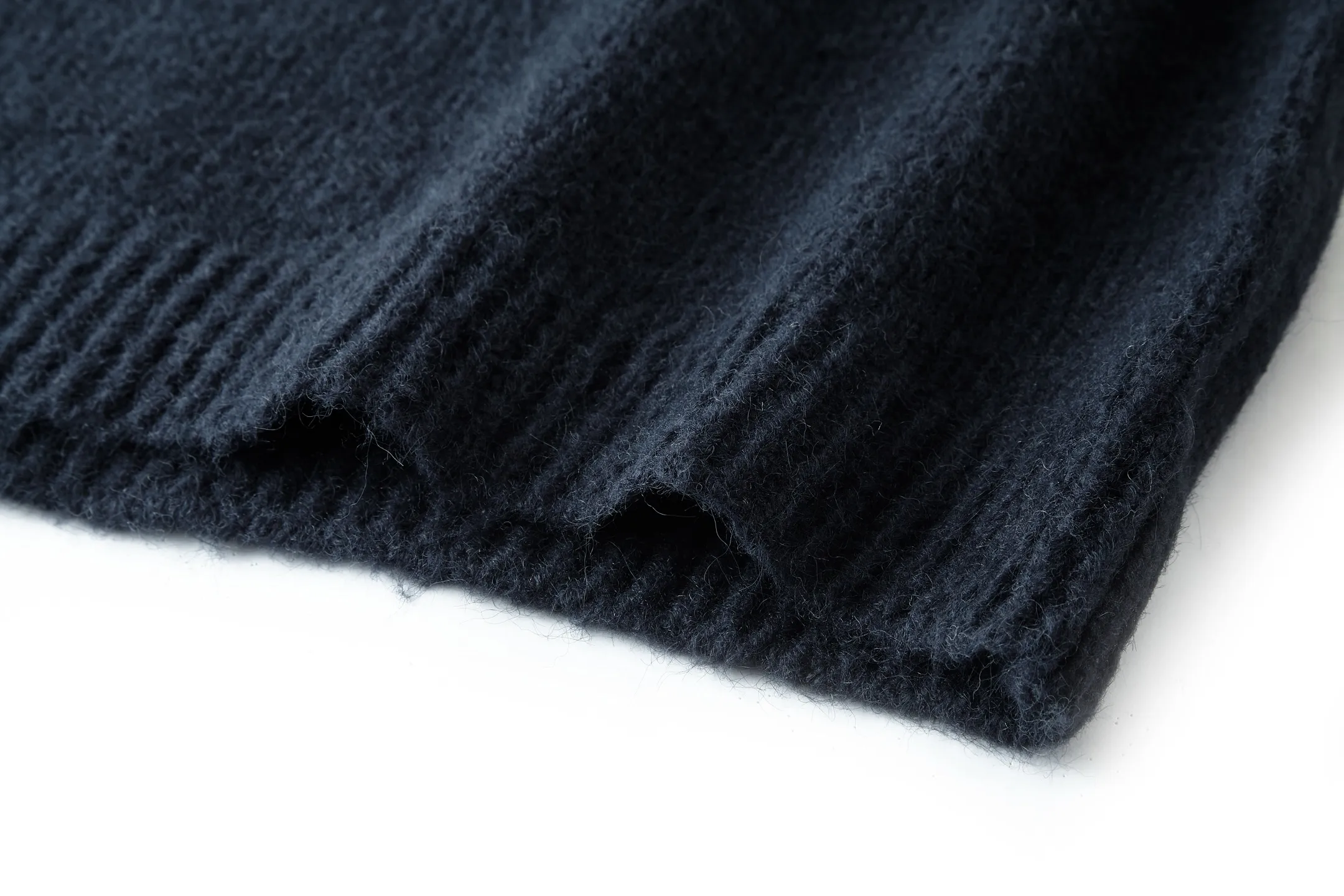 🅿️500 1v 25FW Mirror Logo Intarsia Sweater (Navy Blue) The original version was purchased and developed for 12,200. The fabric is made of 55% blended wool yarn and 45% cotton thread. This fabric has a stiff shape and is not easy to fluff. It is covered with a layer of wool to ensure a smooth and smooth feel. The intarsia is woven using machines imported from Germany, and each line is consistent. Garment wash fixed fit. This crewneck sweater is made from a blend of sheep wool and yak hair, with thick yarns to create a soft texture. The contrasting LV logo is integrated into the knitted fabric, and the mirror-effect logo is cleverly displayed on the rear. The casual and elegant design makes it easy to style your weekend look. Size:S-M-L-XL